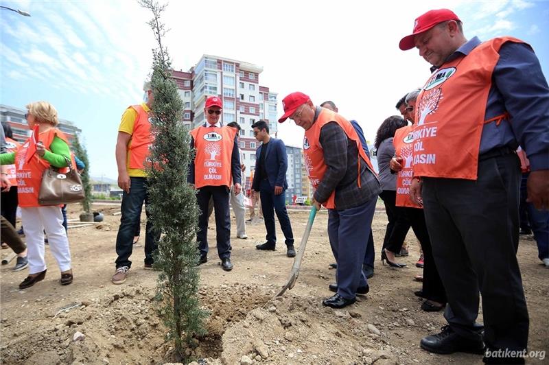 Batıkent'te Kanada’nın 150. Yılı anısına 150 ağaç