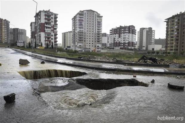 Batıkent'te yol çöktü!