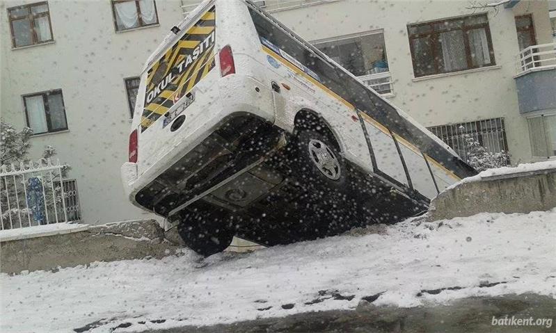 Batıkent'te minibüs siteye girdi