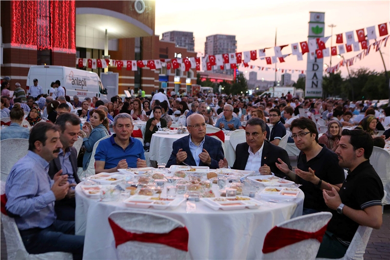 Yenimahalle Belediyesi'nden Batıkent’te dev iftar