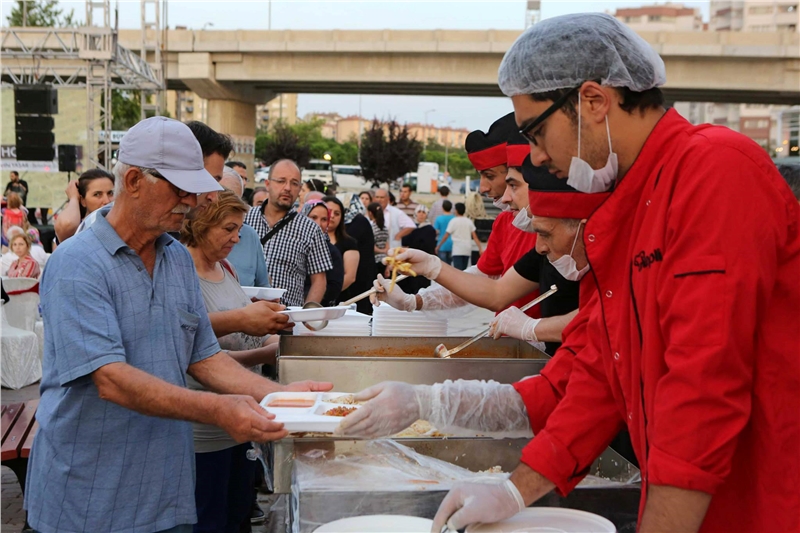 Yenimahalle Belediyesi'nden Batıkent’te dev iftar