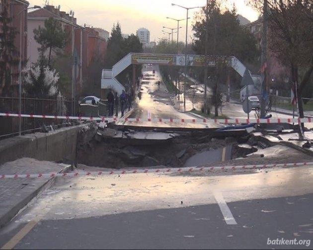 Metro'nun dibinde yol çöktü