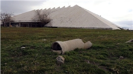 Atatürk Kültür Merkezi dökülüyor